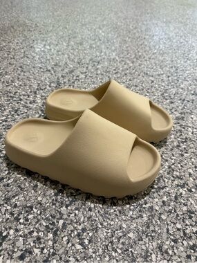 adidas YZY slides - color: bone 2022 release - size 7
